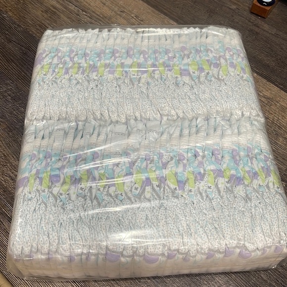 Huggies diapers 60 count- size 4 - Picture 1 of 5